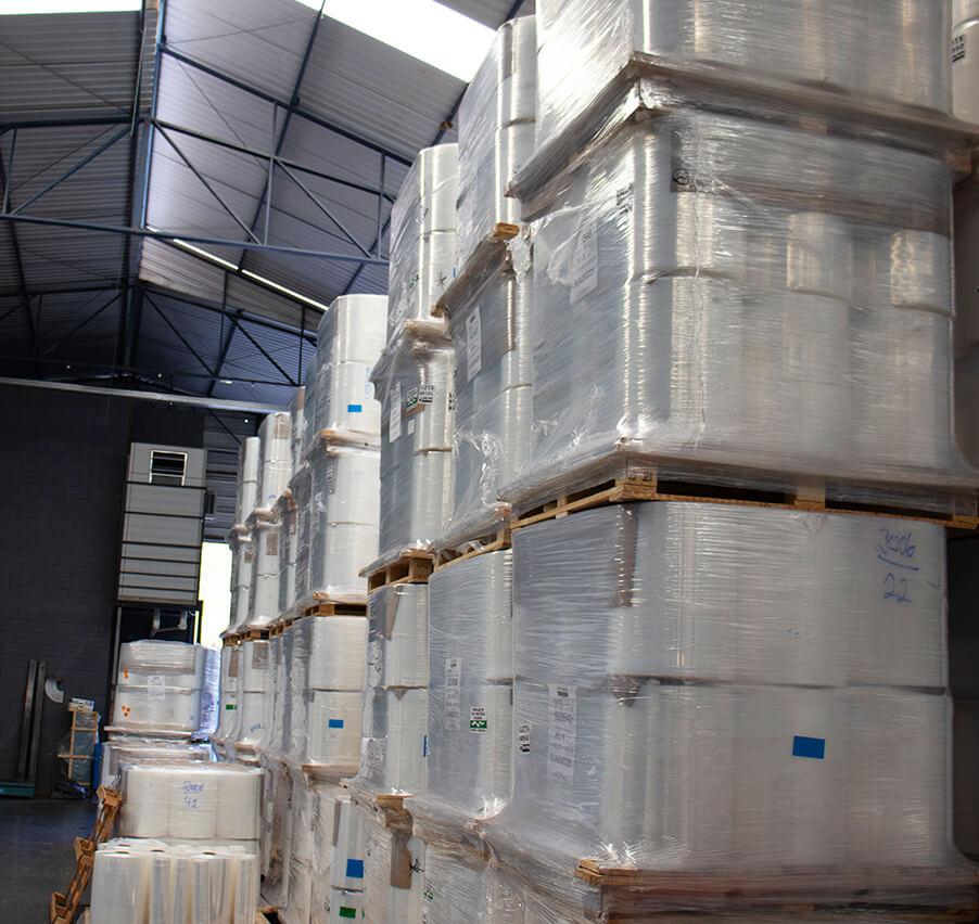 Cargas paletizadas protegidas com filme Fortex