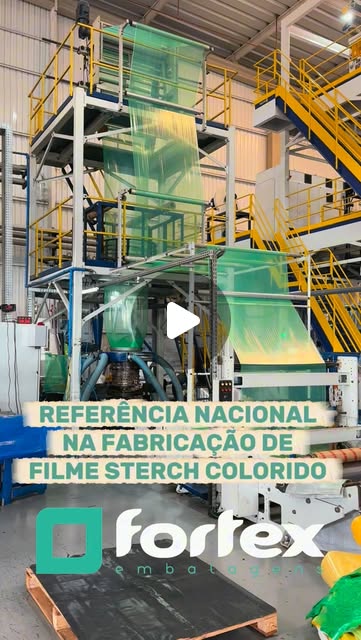 Produção de filme stretch colorido na fábrica da Fortex